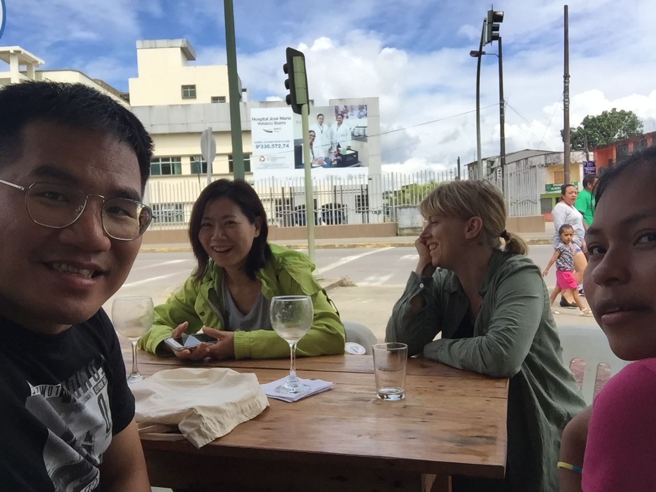 2018 年學員與美國同學相談勝歡